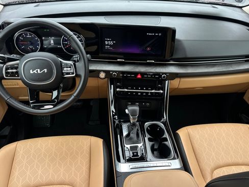 Used 2024 Kia Carnival EX image 13