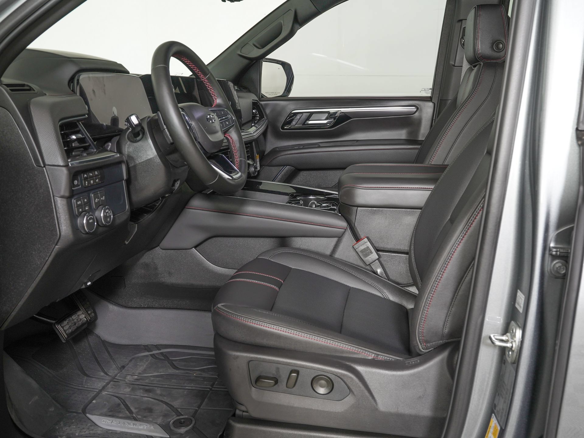 Used 2026 Chevrolet Tahoe RST w/ RST Performance Edition AWD/4WD image 17