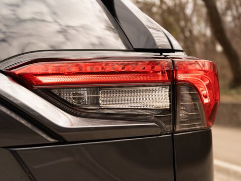 Used 2022 Toyota RAV4 XLE Premium image 13