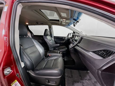 Used 2016 Toyota Sienna L image 31