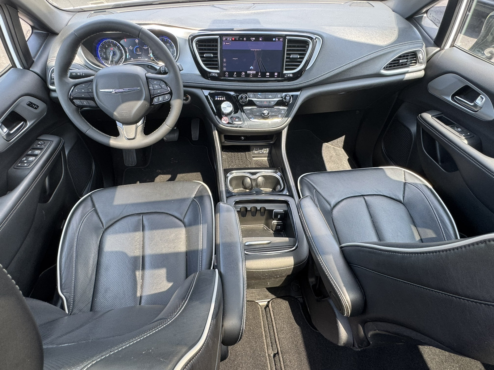 Used 2025 Chrysler Pacifica Limited FWD image 26