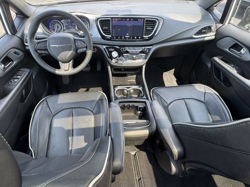 Used 2025 Chrysler Pacifica Limited FWD image 26