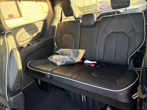 New 2026 Chrysler Pacifica Limited w/ Uconnect Theater Family Group image 6
