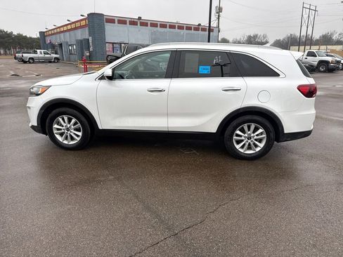 Used 2019 Kia Sorento LX w/ LX Convenience Package image 4