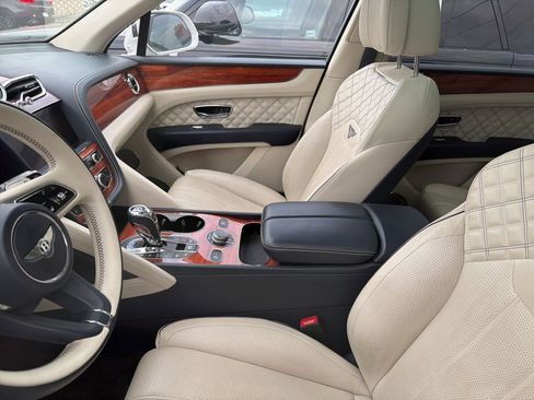 Used 2021 Bentley Bentayga Plug-In Hybrid w/ First Edition Specification image 5