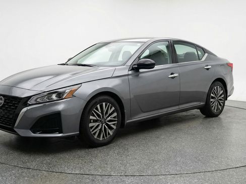 Used 2025 Nissan Altima 2.5 SV image 3