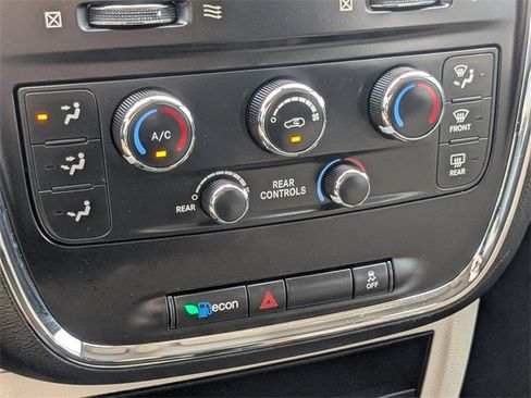 Used 2018 Dodge Grand Caravan SE w/ UConnect Hands-Free Group image 21