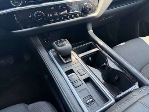 Used 2025 Nissan Pathfinder SV FWD image 44