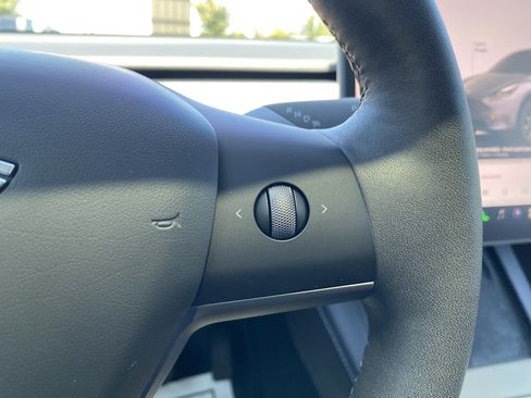 Used 2024 Tesla Model Y Long Range AWD/4WD image 22