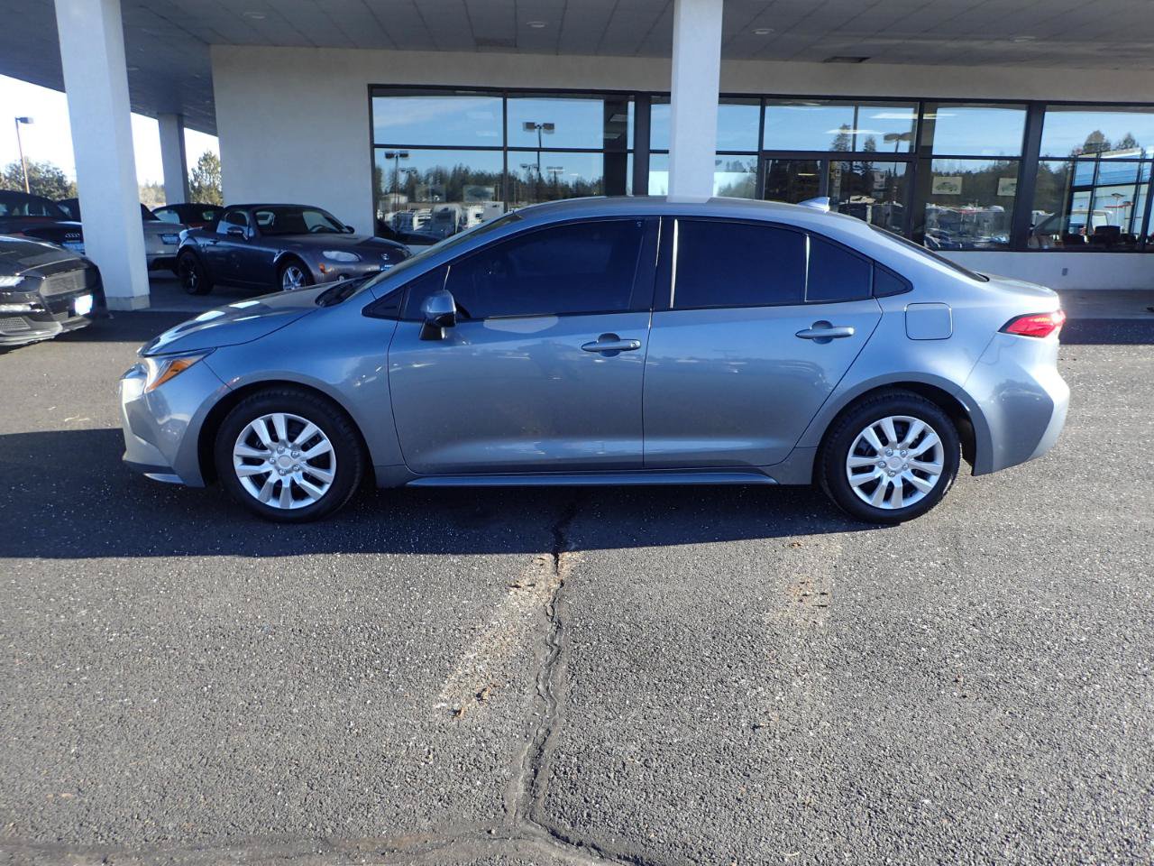 Used 2020 Toyota Corolla LE FWD image 2