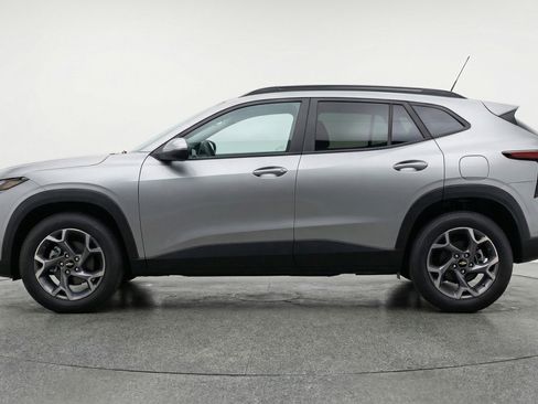 Used 2025 Chevrolet Trax LT w/ LT Convenience Package image 5