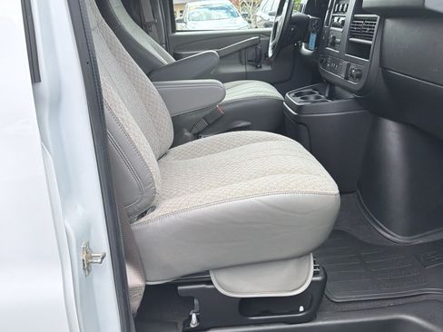 Used 2022 Chevrolet Express 2500 LT RWD image 13