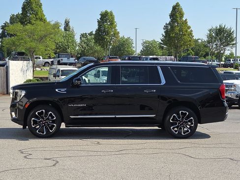 Used 2022 GMC Yukon XL SLT w/ SLT Premium Package AWD/4WD image 2