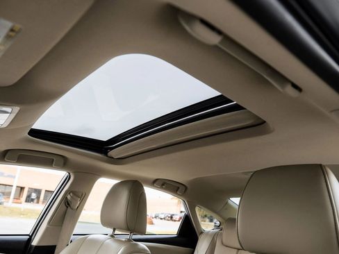 Used 2015 Toyota Avalon Limited image 4