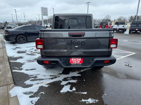 Used 2025 Jeep Gladiator Sport image 8