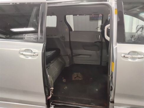 Used 2014 Toyota Sienna SE FWD image 14