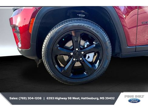 Used 2025 Jeep Grand Cherokee Limited w/ Black Appearance Package AWD/4WD image 8