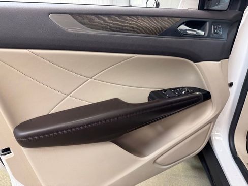 Used 2017 Lincoln MKC Reserve image 8
