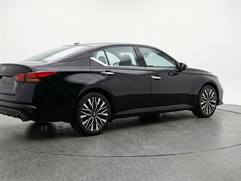 Used 2025 Nissan Altima 2.5 SV FWD image 9