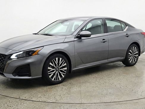 Used 2025 Nissan Altima 2.5 SV image 3