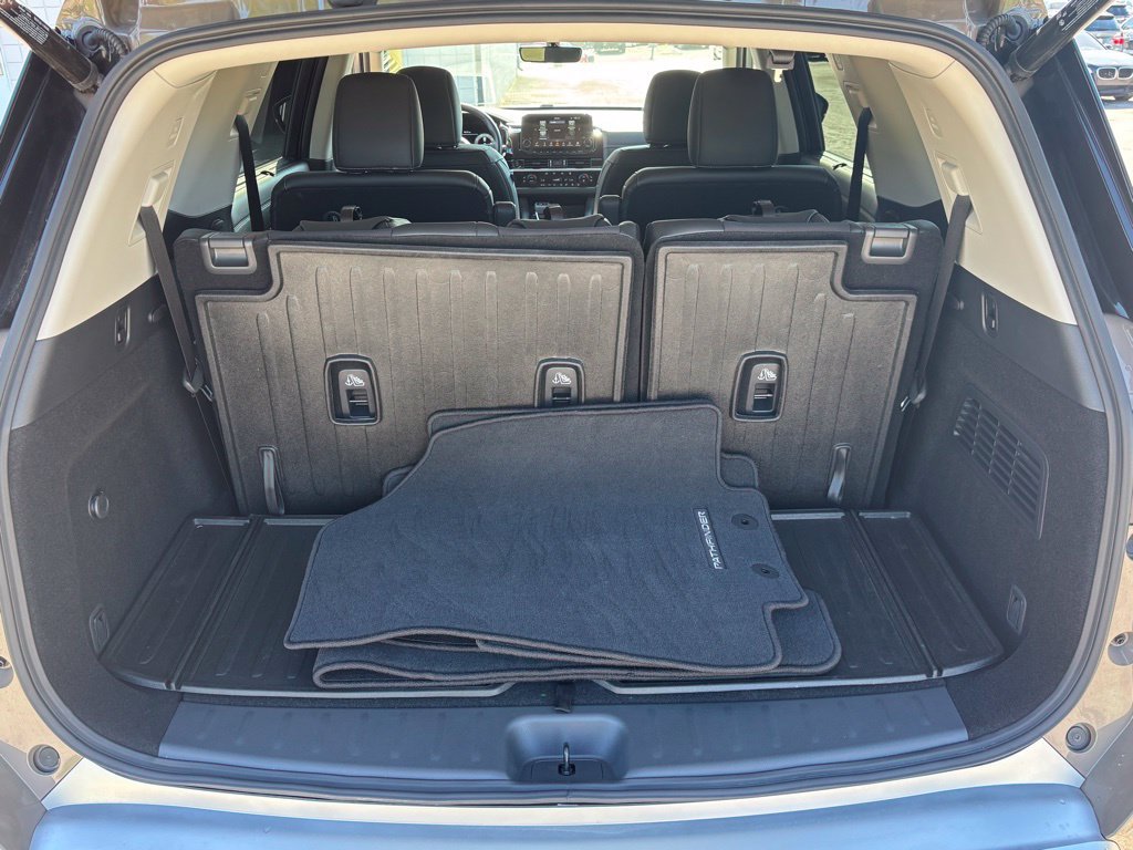 Used 2025 Nissan Pathfinder Platinum AWD/4WD image 35