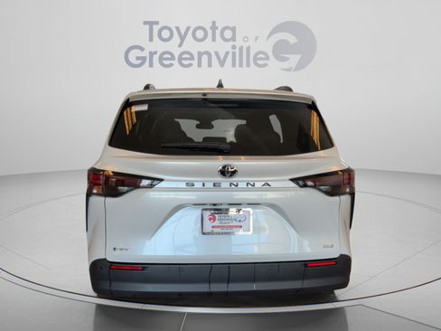 Used 2026 Toyota Sienna XLE FWD image 5