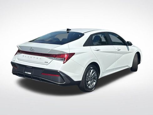 Used 2025 Hyundai Elantra Hybrid FWD image 7