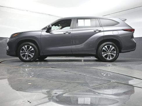 Used 2024 Toyota Highlander XLE FWD image 36