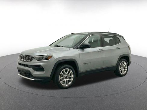 Used 2025 Jeep Compass Limited AWD/4WD image 3