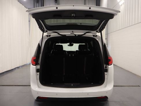 Used 2025 Chrysler Pacifica Select FWD image 19