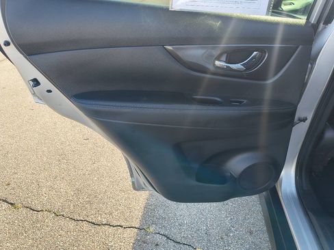 Used 2017 Nissan Rogue SV AWD/4WD image 16