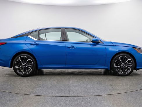 Used 2025 Nissan Altima 2.5 SR image 11