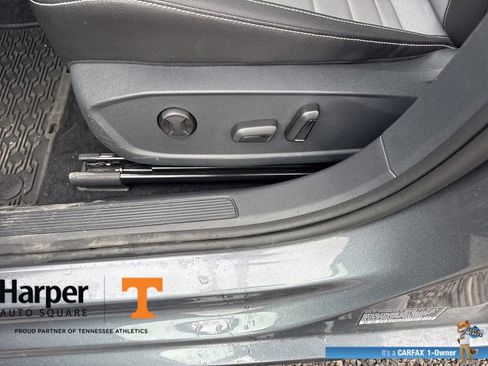 Used 2025 Volkswagen Jetta SE w/ Sunroof Package FWD image 19