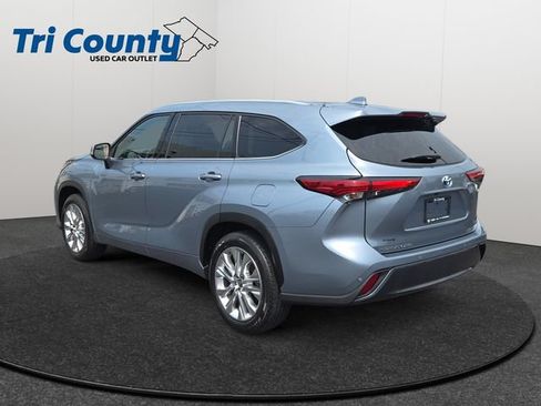 Used 2022 Toyota Highlander Limited FWD image 6