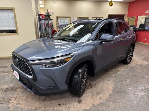 Used 2024 Toyota Corolla Cross XLE w/ Convenience Package image 3