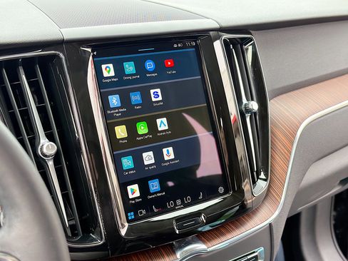 Used 2024 Volvo XC60 B5 Plus image 10