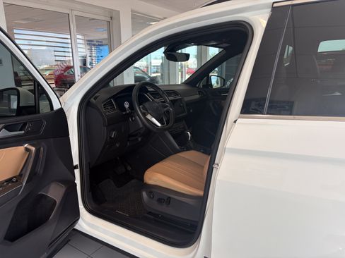 Used 2022 Volkswagen Tiguan SE AWD/4WD image 2