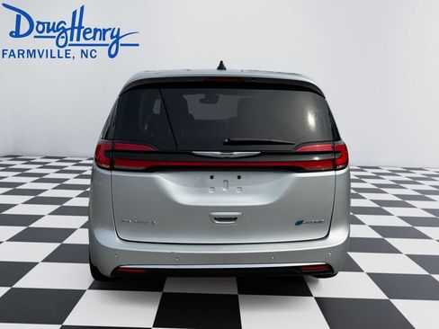 Used 2024 Chrysler Pacifica Limited FWD image 4