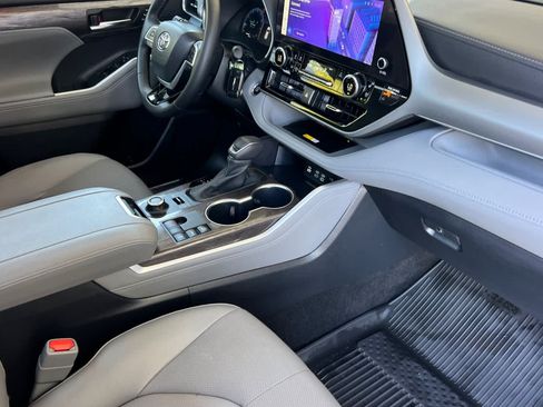 Certified 2024 Toyota Highlander Platinum AWD/4WD image 18