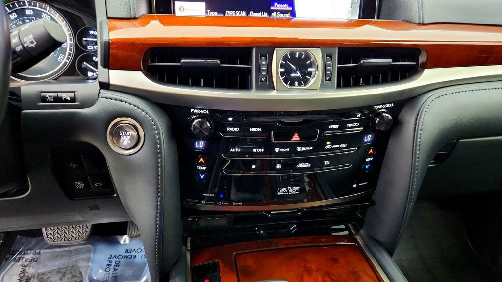 Used 2019 Lexus LX 570 4WD w/ Luxury Package image 18