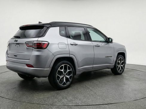 Used 2025 Jeep Compass Limited AWD/4WD image 9