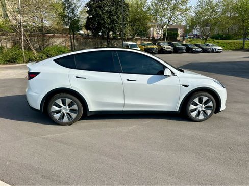 Used 2022 Tesla Model Y Long Range image 4