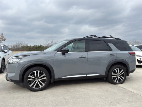 Used 2023 Nissan Pathfinder Platinum w/ Lighting Package (N92) image 10