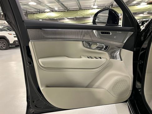 Certified 2025 Volvo XC90 T8 Ultra image 9