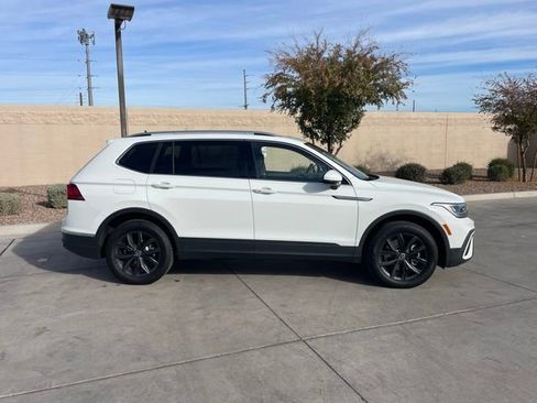 Used 2024 Volkswagen Tiguan SE w/ Panoramic Sunroof Package image 3