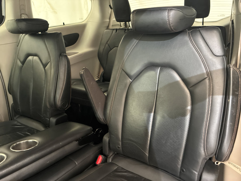 Used 2020 Chrysler Pacifica Touring-L FWD image 9