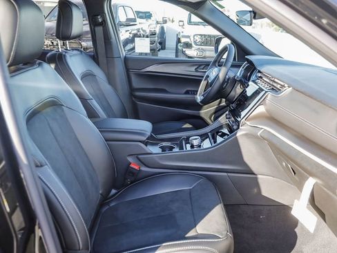 New 2025 Jeep Grand Cherokee Altitude image 18