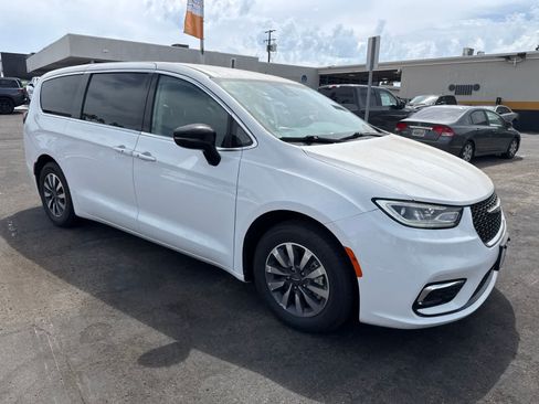 Used 2024 Chrysler Pacifica Limited FWD image 8