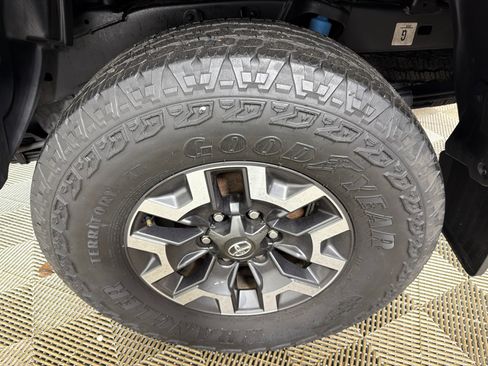 Used 2022 Toyota Tacoma TRD Off-Road AWD/4WD image 19