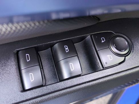 Used 2025 Chevrolet Equinox EV LT w/ Convenience Package image 11